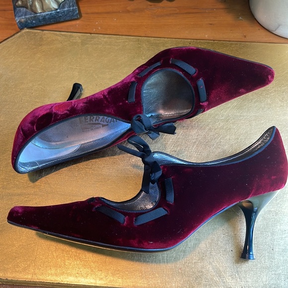 RARE! Salvatore Ferragamo Lace-Up Crushed Velvet Pumps - Picture 2 of 16